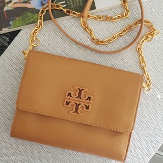 Tory Burch สถพายข้าง กระเป๋าสะพายข้างแท้ 100% ค่ะ พร้อมส่ง สีสวยมาก ใส่แล้ว look คุณนายยังสาวค่ะ