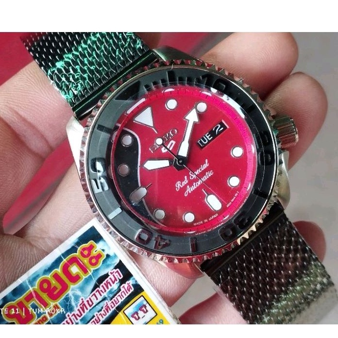 Seiko 5 Sports Mod Brian May Limited Edition SRPE83 "Red special"
