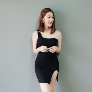 เดรสเบี่ยงไหล่ผ่าหน้า
