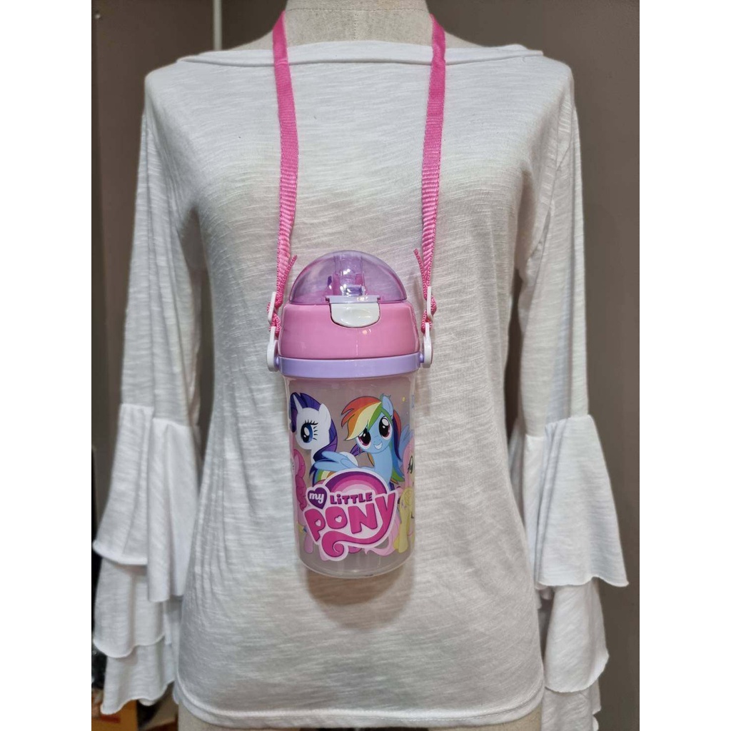 SALE พิเศษ กระติกน้ำเด็ก กระติกน้ำแบบหลอด ความจุ 500 ml. มีสายสะพายคล้อง ลายการ์ตูน น่ารัก กระติกน้ำไปโรงเรียน
