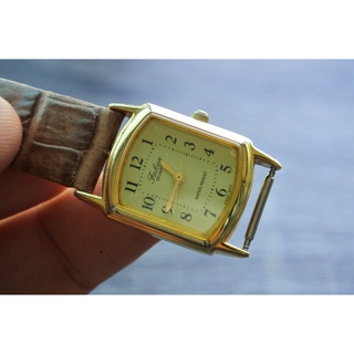 นาฬิกา Vintage แท้ มือสองญี่ปุ่น  Q&amp;Q Falcon  ผู้หญิง หน้าปัดเหลี่ยมสีทอง ระบบ Quartz  21.91mm