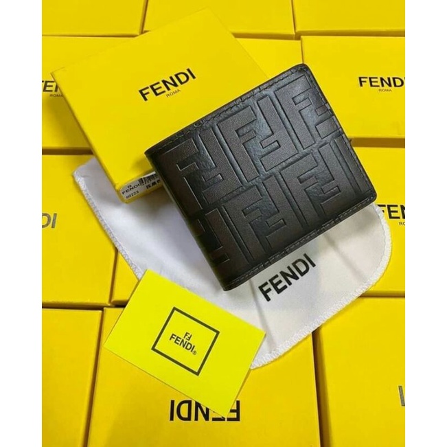 กระเป๋าสตางค์ใบสั้นFendi