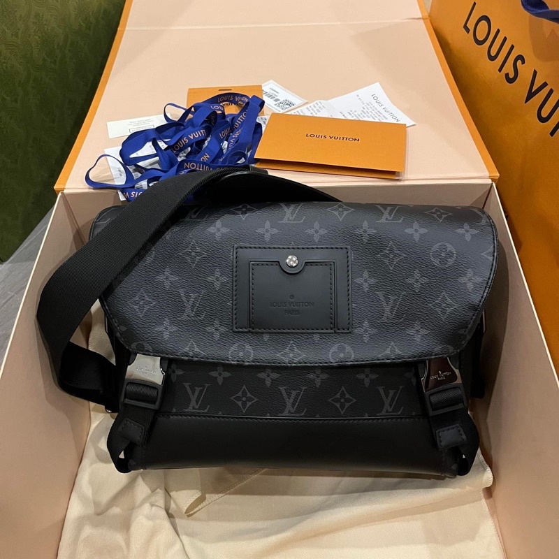 ออก shop ตอนนี้เกือบ 90,000฿ ขาย 72,000฿ กระเป๋า LOUIS VUITTON Messenger Voyager Size PM ครับ ไร้ตำห