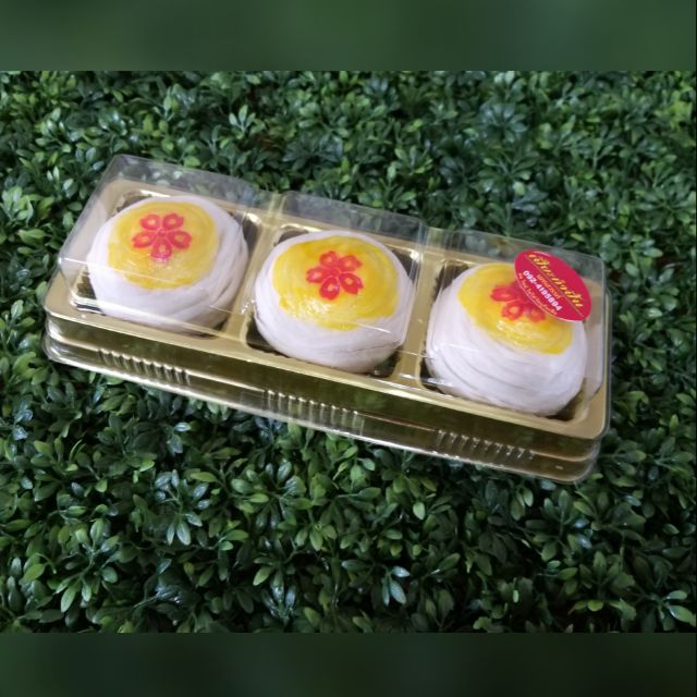 ขนมเปี๊ยะถั่วไข่เค็มครึ่งใบ (ไข่แดงเค็มครึ่งใบ)