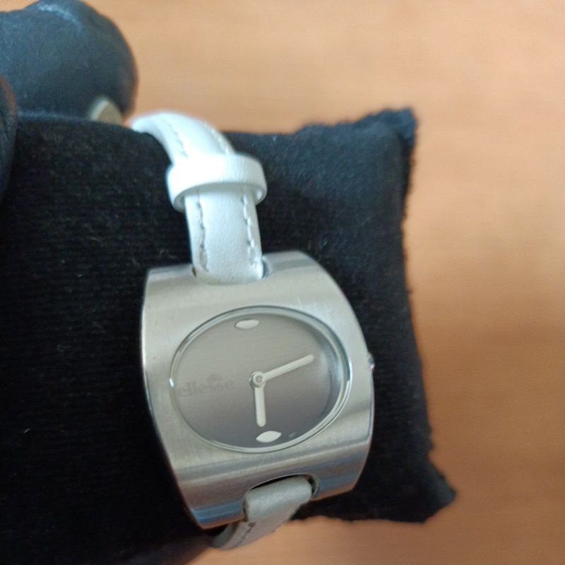 นาฬิกาแบรนด์เนมellesseหน้าปัดสีเทาดำ สายหนังสีขาวของแท้ มือสองสภาพ 80%