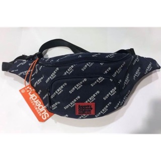 Superdry กระเป๋าคาด ซิป 2 ช่อง พิมพ์ยี่ห้อ / สายสะพายพิมพ์ลาย ขนาด :  25 x 17 x 8cm 🔵 สีกรม  =  5  💶 : 2,100