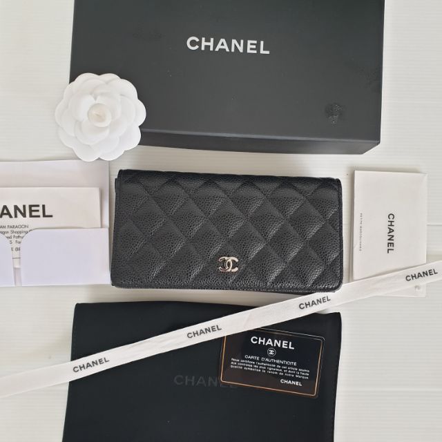 Use like new Chanel wallet bifold