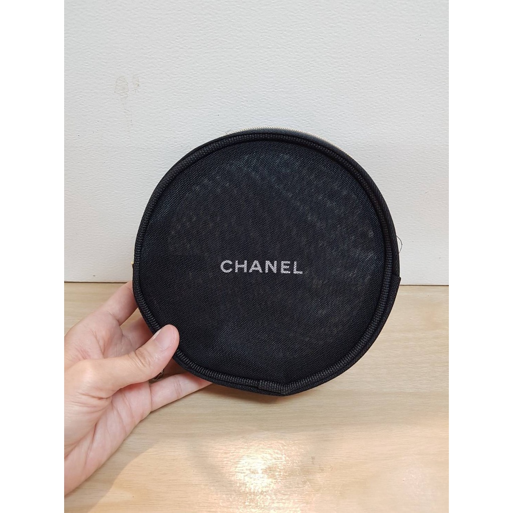กระเป๋าสำอางค์ทรงกลม CHANEL - งานผ้าตาข่าย - มี 2 ช่องซิป  - หัวซิปสีทอง พร้อมโลโก้ชาแนล - ขนาด 15×15×5 CM