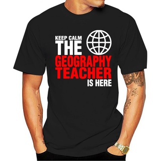 เสื้อยืดคอกลม แขนสั้น ผ้าฝ้าย 100% พิมพ์ลาย Keep Calm The Geography Teacher Is Here Teemen แฟชั่นสําหรับผู้ชาย 2022S-5XL