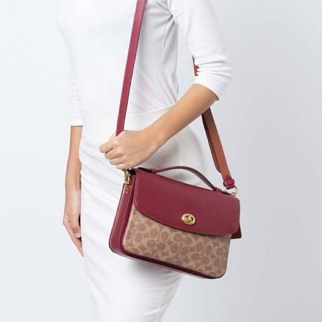 (ผ่อน0%) กระเป๋า สะพายข้าง ลายซี สีน้ำตาล ฝาพับสีแดง COACH 68349 CASSIE CROSSBODY IN SIGNATURE CANVA