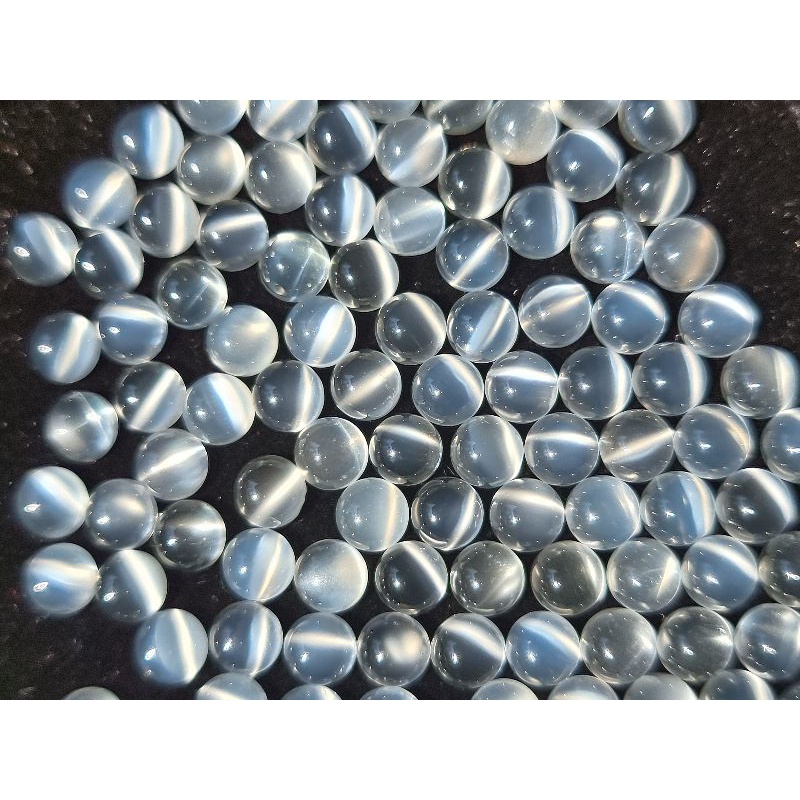 5.0mm. พลอยมูนสโตน หรือ พลอยมุกดาหาร กลมหลังเบี้ย กะรัตละ 70 บาท