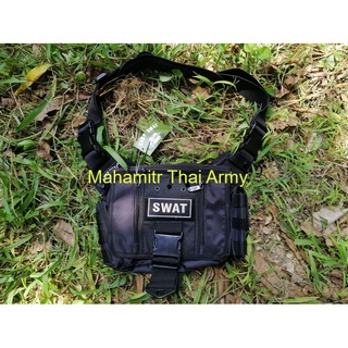 กระเป๋า SWAT แบบสะพายข้างทรงนอน -  มีตัวล๊อคก้ามปูข้างหน้า สีดำ