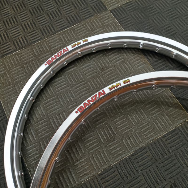 วงล้อ BANZAI 1.20,1.40 ขอบ 17 สีเงิน (คู่ละ)*ได้ 2 วง*