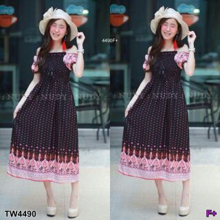 Maxi Dress ปาดไหล่ลายจุดเล็ก  เนื้อผ้าสปัน นิ่มๆ ปาดไหล่ลายจุด ทรงเอารูป