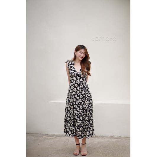 nooch.closet : เดรสยาวลายดอกไม้ Black Marin Dress