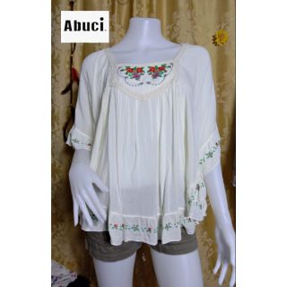 แบรนด์ญี่ปุ่น Abuci. เสื้อแขนปีก สีครีม  ไซส์ S,M,L สภาพใหม่กริบ