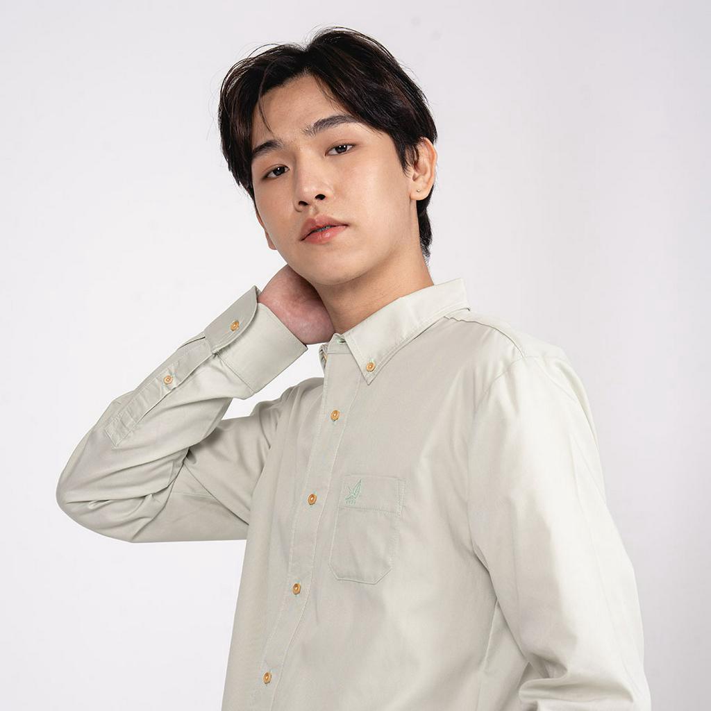 ISSARA Basic เสื้อเชิ้ตชาย ปกกระดุม ทรงสลิม สีเขียว