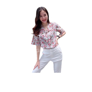 โปรโมชั่น : เสื้อลายดอกไม้เล็กๆระบายโค้งคอผูกโบปลายแขนอัดพลีท