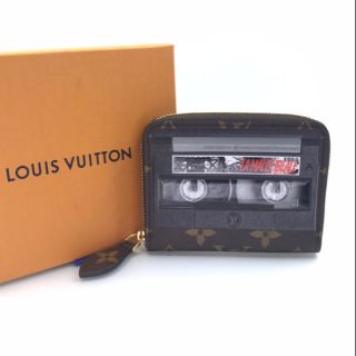 🌟พร้อมส่ง🌟

New LV Monogram Video Tape Zippy Limitted