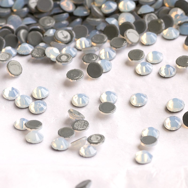Hot Fix Rhinestones Iron On Rhinestones สําหรับเสื้อผ้า AAAAA คุณภาพโปรตีนหิมะ