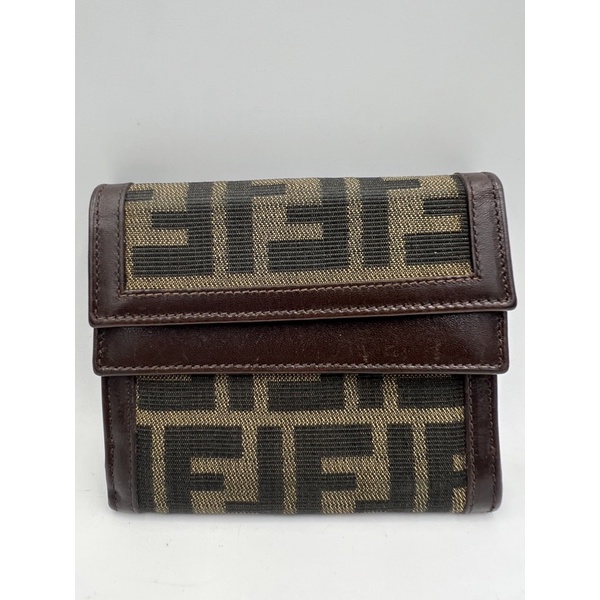 กระเป๋าสตางค์ Fendi.