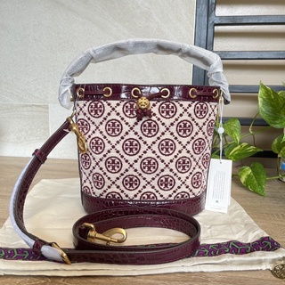 🎀 (สด-ผ่อน) กระเป๋า 8.4 นิ้ว สีแดง Claret งานชอป มีถุงผ้า 86545 TORY BURCH T MONOGRAM  CHENILLE  BUCKET BAG