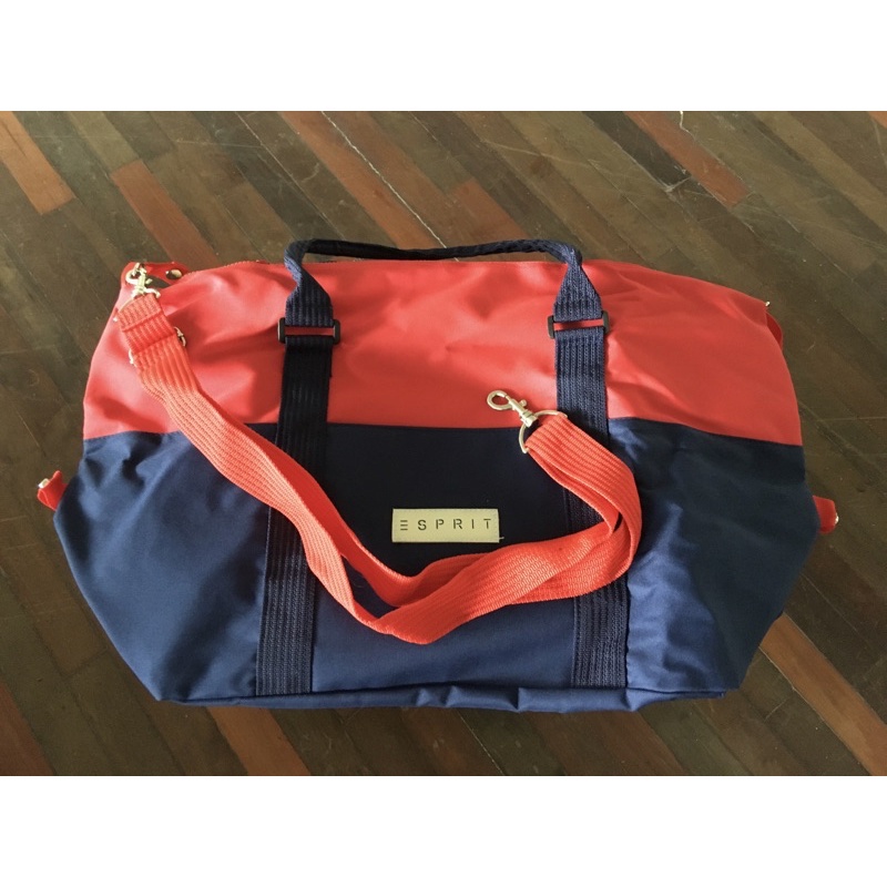 กระเป๋าใส่เสื้อผ้า ESPRIT