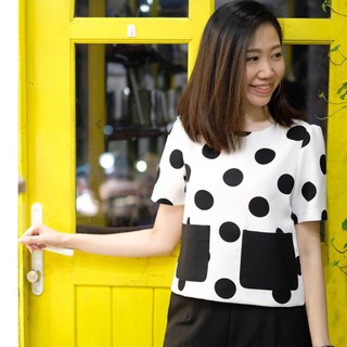 ZHER : Tammy Top เสื้อแขนจีบรูด ผ้า Jacquard ลายจุด สีขาว และ สีดำ ไซส์ S M L