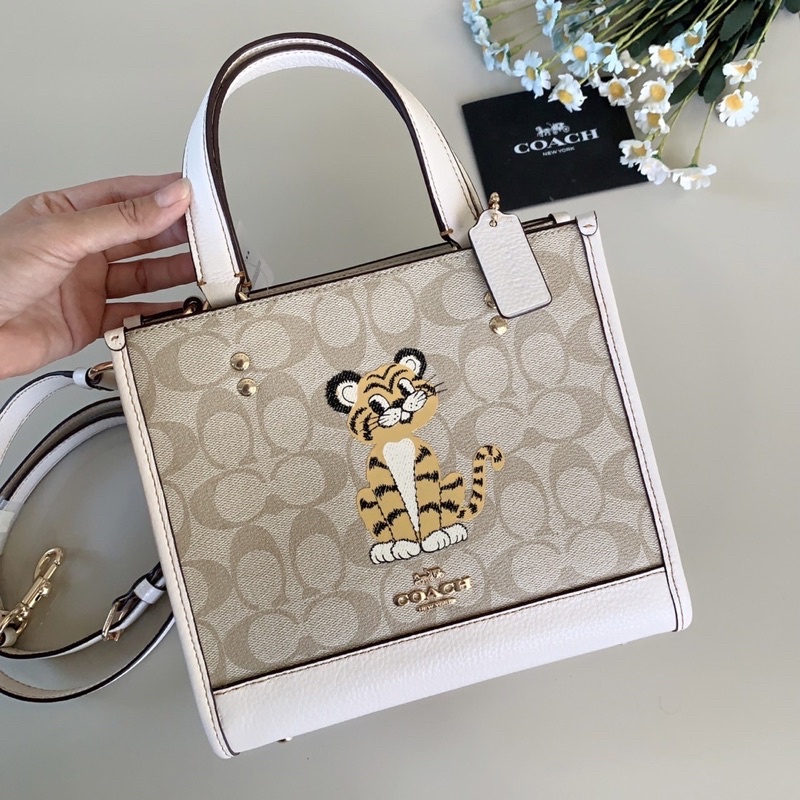 👑ผ่อน0%แท้100%👑 กระเป๋าสะพาย Coach Dempsey Tote 22 In Signature Canvas With Tiger Stye No. C7001