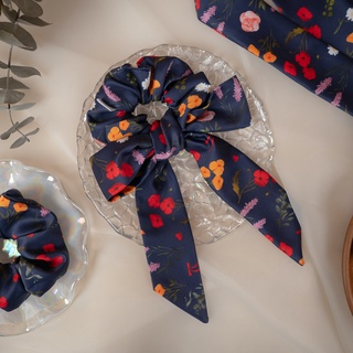 Bowtie scrunchie สครันชี่ผูกโบว์ ลายป็อปปี้ สีดำอมน้ำเงิน