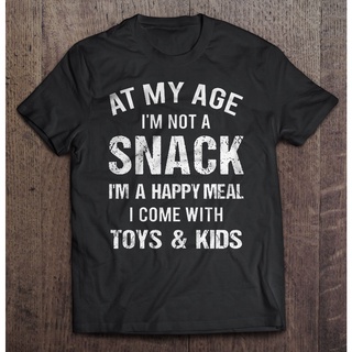 [S-5XL] เสื้อยืด พิมพ์ลาย Im Not A Snack Im A Happy Meal I Come With Toys Mom Life สีดํา สไตล์คลาสสิก สําหรับผู้ชาย