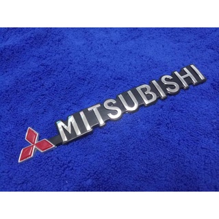 โลโก้( MITSUBISHI )สี โลโก้แดง พื้นดำ ตัวหนังสือสีชุบ ราคา ต่อชิ้น