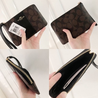 🎀 คล้องมือ 1S น้ำตาลเข้มลายซี คาดดำ F58035 58035 CORNER ZIP WRISTLET IN SIGNATURE CANVAS