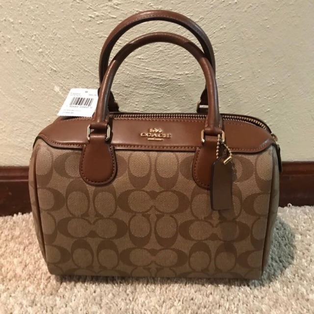 ##กระเป๋าcoach หมอน Coach รหัส F32204 ราคา 4490 9" (L) x 6 1/2" (H) x 5" (W