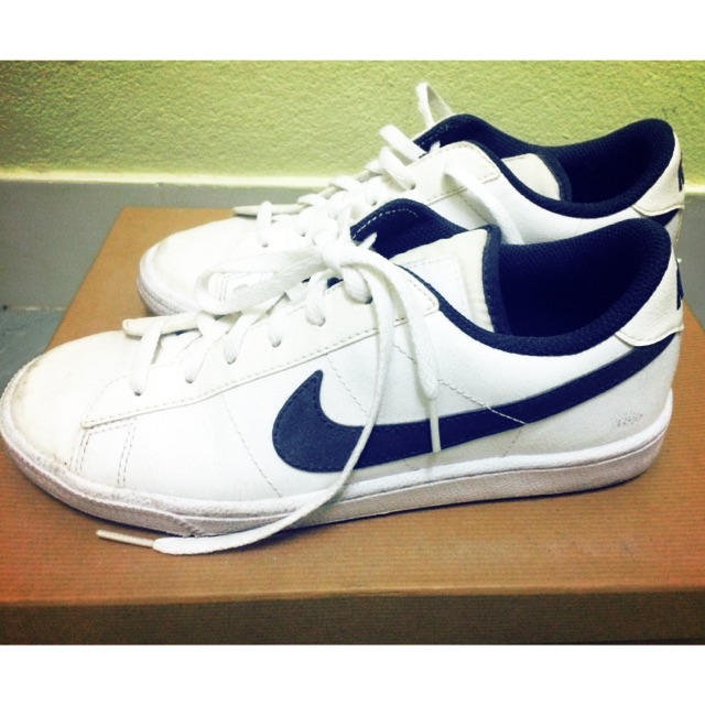 รองเท้าผ้าใบ Nike