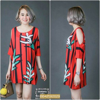 Granddesignplus เสื้อมินิเดรสโชว์ไหล่พิมพ์ลายใบไม้ สไตล์โคลเซทสีแดง