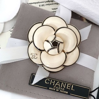 Chanel brooch hiend brandname