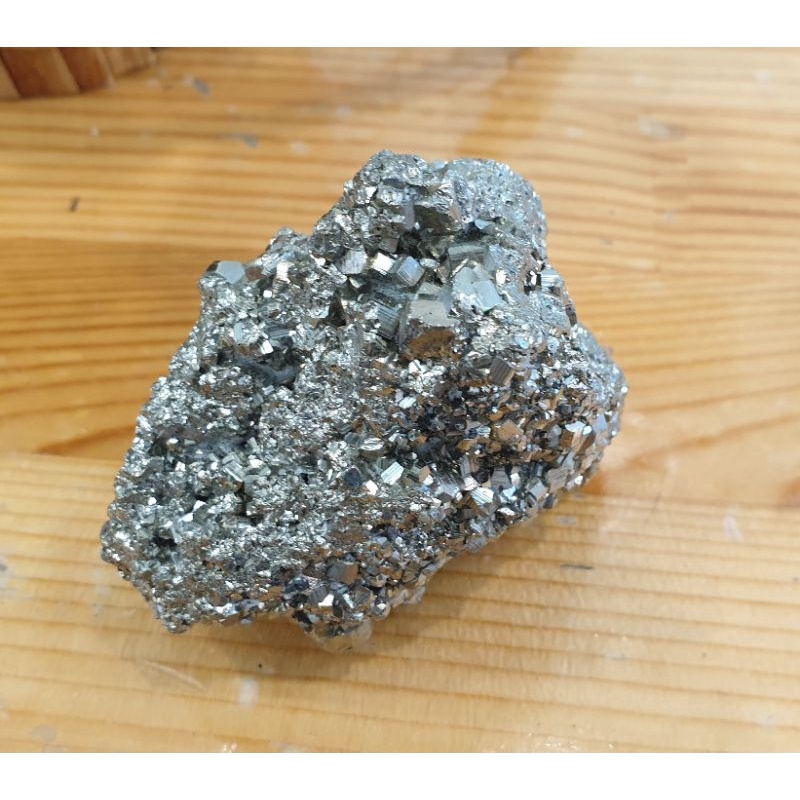หินไพไรต์ pyrite  หินมงคล หินเรียกเงิน หินหน้าทั่ง