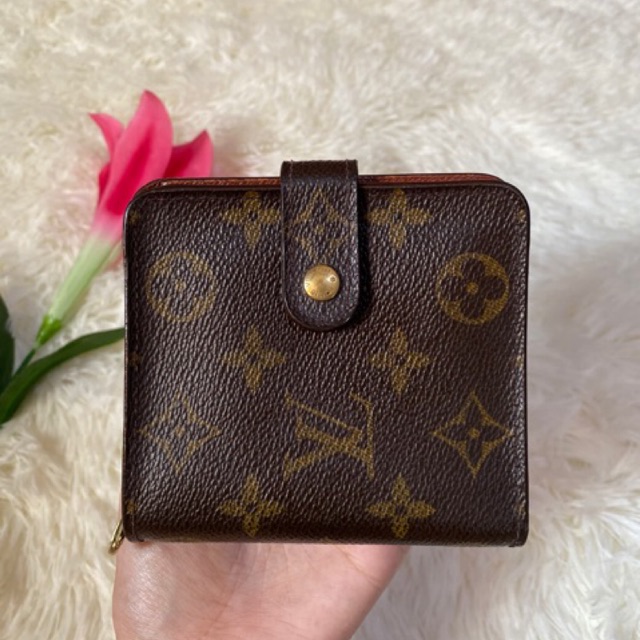 Used lv zippy compact wallet แท้ 100% กระเป๋าสตางค์หลุยส์ใบสั้น ลายชัดสวยค่ะ ต่อรองราคาได้นิดหน่อยค่
