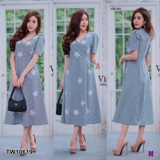 PE10619 Maxi Dress เดรสคอวีทรงเรียบ แขนสั้น เนื้อผ้าทอลายสก๊อตพิมพ์ลายดอกกระจายทั้งตัว มีซิปหลัง