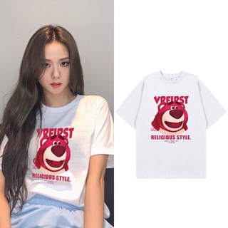 เสื้อยืดแขนสั้นลําลอง พิมพ์ลายหมี Blackpink Jisoo สตรอเบอร์รี่ ทรงหลวม สไตล์เกาหลี สําหรับผู้หญิง ไซซ์ S - 3XL