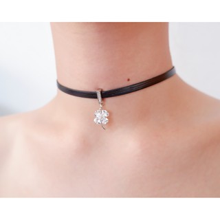 Lucky Choker สร้อยโชคเกอร์สายหนังสีดำ จี้ใบโคฟเวอร์ Crystal Choker Black Faux Leather