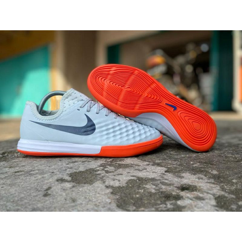 รองเท้าฟุตซอล Magista Finale 2 Platinum IC