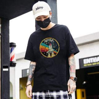 【hot sale】🔥พร้อมที่จะส่ง🔥ผ้าที่สะดวกสบาย การ์ตูนNASAรูปแบบจรวด Insเสื้อผ้าผู้ชาย  เสื้อยืดแขนสั้น เสื้อยืดแขนสั้นผู้ชา