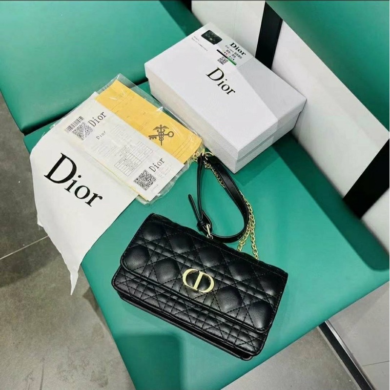 กระเป๋า ที่เป็นหนึ่งในคอล CARO ที่ฮอต 🔥และปังมากของ Dior เป็นทรง woc ของแท้จริงๆ เป็น belt bag สะพายแล้วสวยหรูดูแพงมาก✨