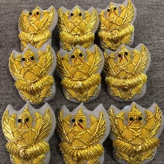 ครุฑติดหน้าหมวกขาวและกากี