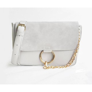 SALE!! กระเป๋าสะพายข้าง แต่งด้วยโซ่ทองและห่วง หนังคุณภาพ รุ่นClassicInCity  สีเทาอ่อน