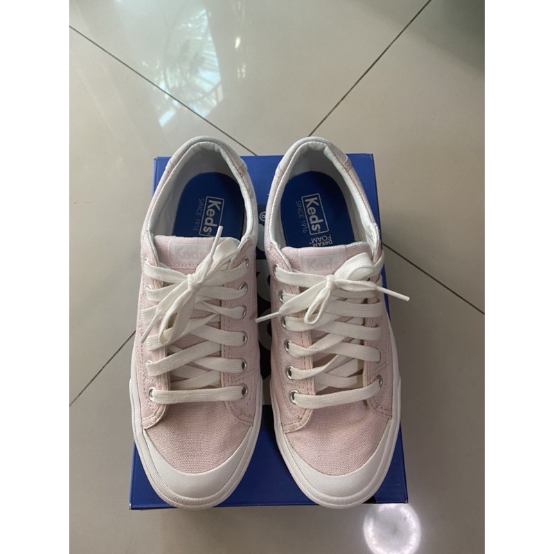 Keds Size EUR 38 เหมาะกับเท้ายาว 24-24.5 cm หน้ารองเท้ากว้าง สีชมพูพาสเทล เคยสวม 2 ครั้ง(คับไป ส่งต่