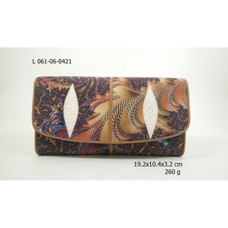 L 061-06-0421 กระเป๋าหนังปลากระเบนสามพับ ปลา 4 ตัว พิมพ์ลาย ซับสีแทน