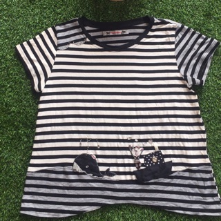 เสื้อยืดทรงปล่อย ลายขวาง สีขาวดำเทา มือ2 สภาพดี มีปักหมูและปลาวาฬ